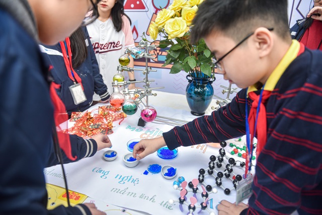 Nhấn vào ảnh để phóng to Học sinh Hà Nội trổ tài sáng chế, điều khiển robot trong ngày hội STEAM - 10