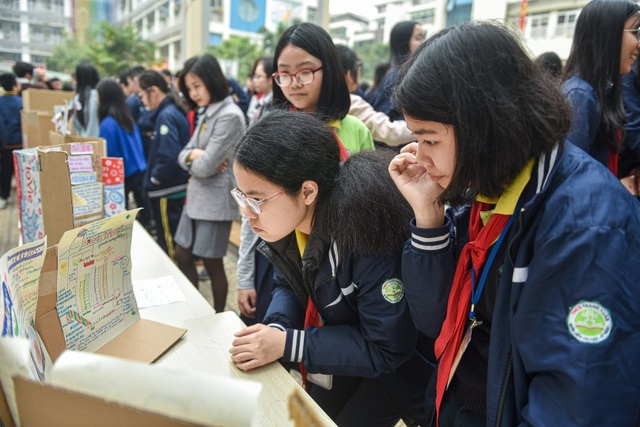 Nhấn vào ảnh để phóng to Học sinh Hà Nội trổ tài sáng chế, điều khiển robot trong ngày hội STEAM - 9