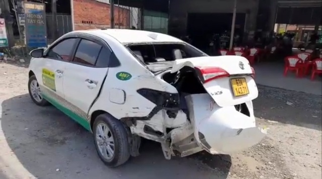 Bị xe khách tông trúng khi đang... nấu ăn trong nhà - 2