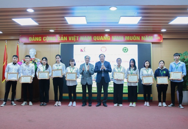 Trao tặng sinh viên Nông nghiệp Việt Nam 10 suất học bổng trị giá 2.500 USD - 6 Trao tặng sinh viên Nông nghiệp Việt Nam 10 suất học bổng trị giá 2.500 USD - 6