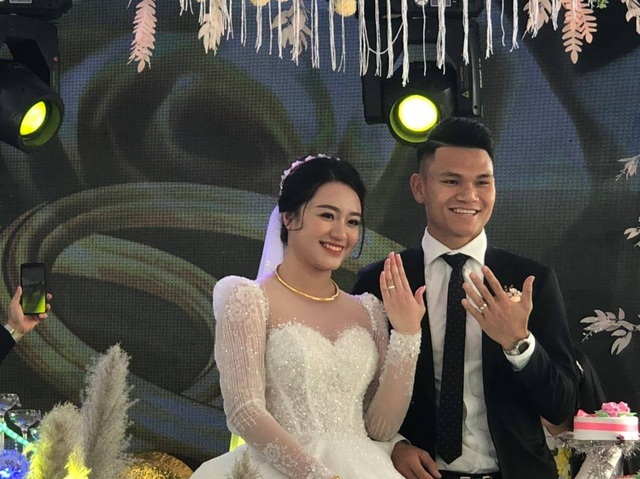 Hậu vệ Phạm Xuân Mạnh đón nàng về dinh - 6