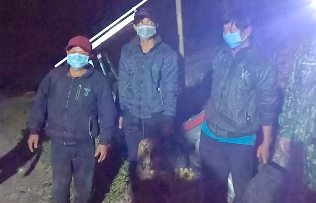 Tối 22/1, 3 đối tượng Dũng, Xuân và Hùng vượt biên giới bằng đường mòn phụ đã bị tổ tuần tra chốt phòng chống dịch Covid-19 số 4, Đồn Biên phòng cửa khẩu quốc tế Nậm Cắn phát hiện, bắt giữ khi vừa nhập cảnh trái phép qua biên giới. Tối 22/1, 3 đối tượng Dũng, Xuân và Hùng vượt biên giới bằng đường mòn phụ đã bị tổ tuần tra chốt phòng chống dịch Covid-19 số 4, Đồn Biên phòng cửa khẩu quốc tế Nậm Cắn phát hiện, bắt giữ khi vừa nhập cảnh trái phép qua biên giới.