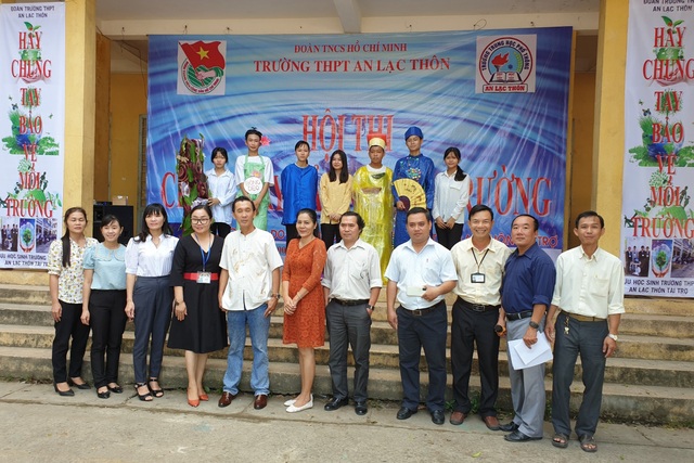 Cựu học sinh về trường hỗ trợ thầy tổ chức thi bảo vệ môi trường - 2 Cựu học sinh về trường hỗ trợ thầy tổ chức thi bảo vệ môi trường - 2