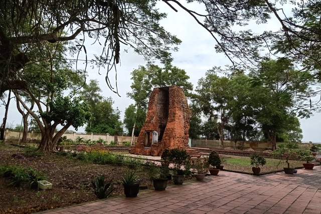 A thousand years old tower in the land of Prince Bac Lieu - 1