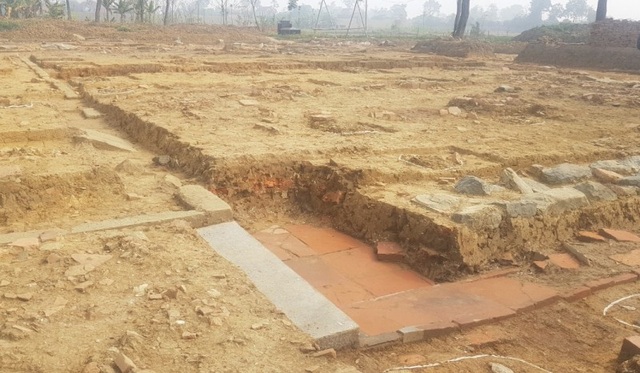 Khai quật quy mô lớn tại công trình bằng đá hơn 600 năm tuổi - 2 Khai quật quy mô lớn tại công trình bằng đá hơn 600 năm tuổi - 2