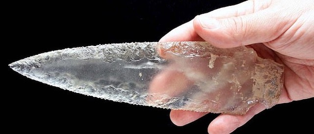 Con dao làm bằng thạch anh trong suốt có niên đại 5.000 năm tuổi - 1