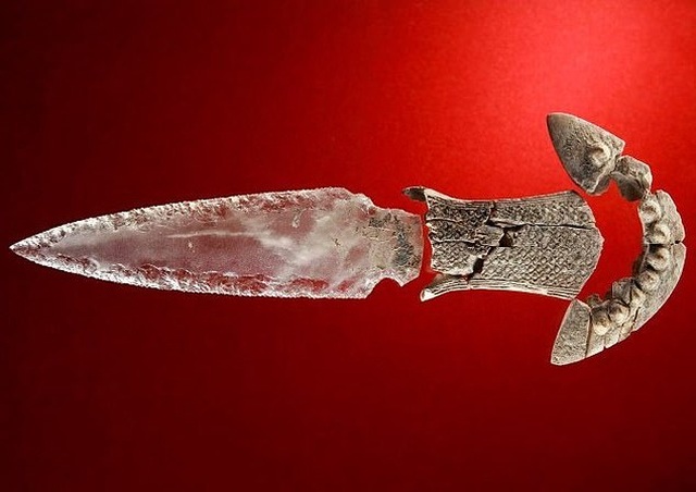 Con dao làm bằng thạch anh trong suốt có niên đại 5.000 năm tuổi - 2