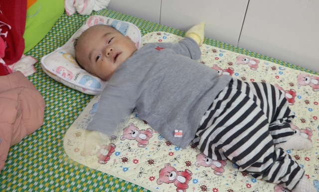 Cháu Nguyễn Đình Khoa bị hẹp van trên động mạch phổi nặng, thông liên nhĩ, phải điều trị, phẫu thuật nhiều lần, chi phí lớn. Cháu Nguyễn Đình Khoa bị hẹp van trên động mạch phổi nặng, thông liên nhĩ, phải điều trị, phẫu thuật nhiều lần, chi phí lớn.