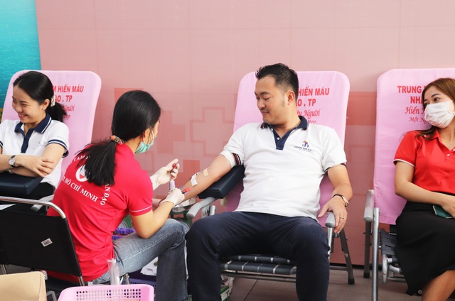 Hàng trăm tình nguyện viên Đông Tây Land tham gia hiến máu nhân đạo - 3 Hàng trăm tình nguyện viên Đông Tây Land tham gia hiến máu nhân đạo - 3