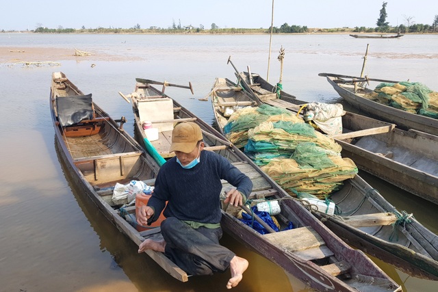 Gần Tết, người dân bắt đặc sản đáy sông kiếm 300-400 ngàn đồng/ngày - 2