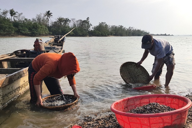 Gần Tết, người dân bắt đặc sản đáy sông kiếm 300-400 ngàn đồng/ngày - 5 Gần Tết, người dân bắt đặc sản đáy sông kiếm 300-400 ngàn đồng/ngày - 5