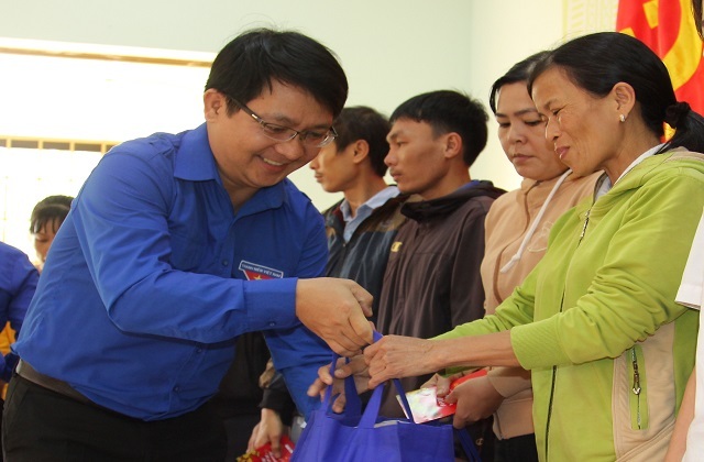 ỦY ban Trung ương MTTQ Việt Nam tặng quà Tết tới người nghèo, hộ chính sách - 3