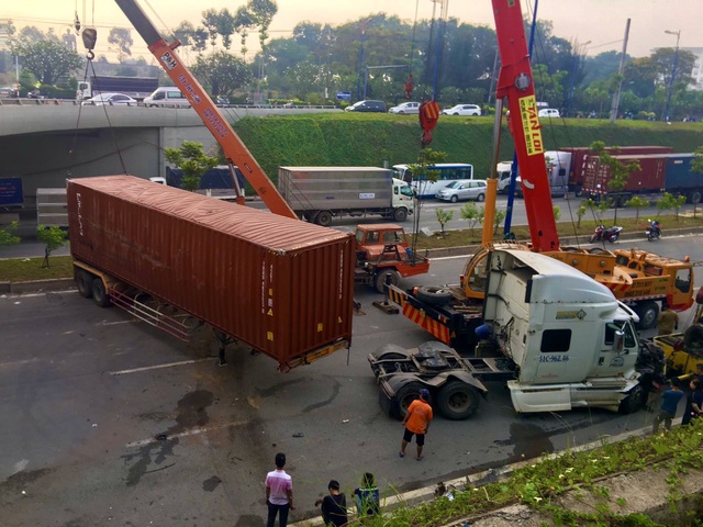 Xe container lật ngang hầm chui, cửa ngõ TP Thủ Đức tê liệt - 1 Xe container lật ngang hầm chui, cửa ngõ TP Thủ Đức tê liệt - 1