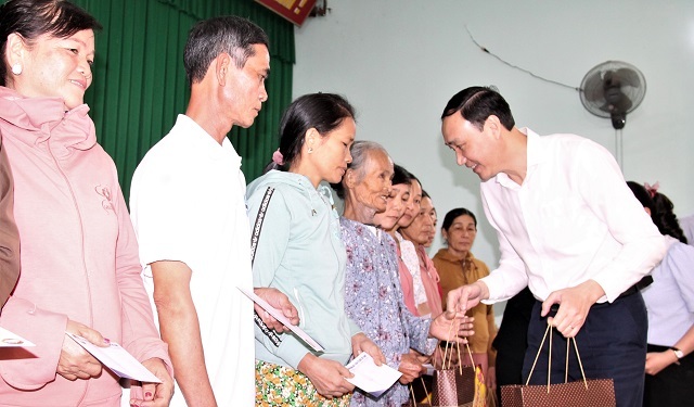 ỦY ban Trung ương MTTQ Việt Nam tặng quà Tết tới người nghèo, hộ chính sách - 1