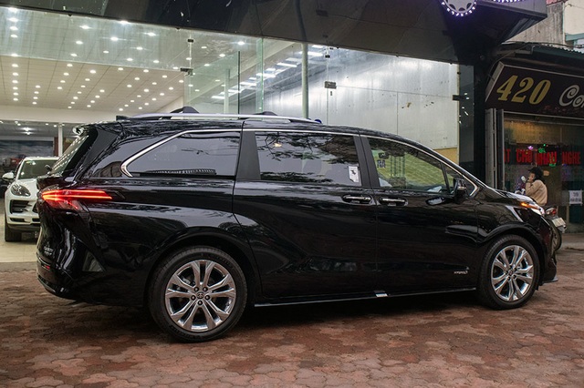 Cận cảnh Toyota Sienna 2021: Xe đa dụng hàng độc cho nhà giàu Việt - 2 Cận cảnh Toyota Sienna 2021: Xe đa dụng hàng độc cho nhà giàu Việt - 2