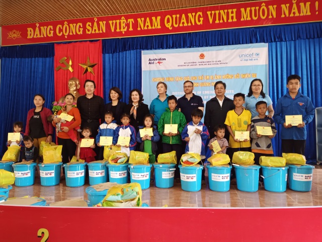 Thứ trưởng Nguyễn Thị Hà thăm, tặng quà đến trẻ em vùng sạt lở Trà Leng - 1