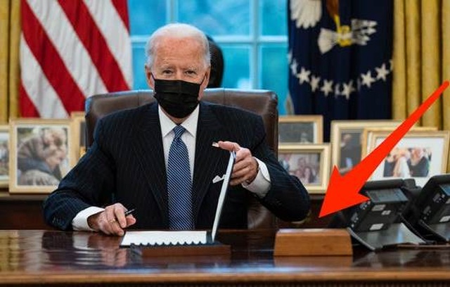 Nút bấm bí ẩn xuất hiện trên bàn làm việc của ông Biden - 1 Nút bấm bí ẩn xuất hiện trên bàn làm việc của ông Biden - 1