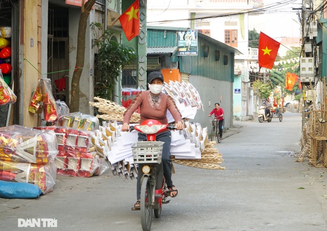 Nơi cả làng chỉ đan rổ rá nay thành thủ phủ của những nghệ nhân làm vàng mã - 1 Nơi cả làng chỉ đan rổ rá nay thành thủ phủ của những nghệ nhân làm vàng mã - 1