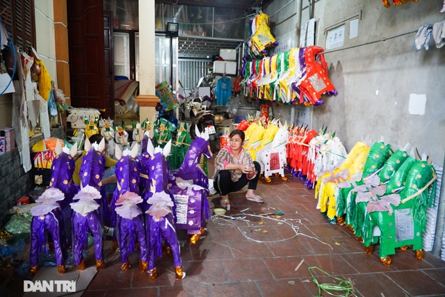 Nơi cả làng chỉ đan rổ rá nay thành thủ phủ của những nghệ nhân làm vàng mã - 6 Nơi cả làng chỉ đan rổ rá nay thành thủ phủ của những nghệ nhân làm vàng mã - 6