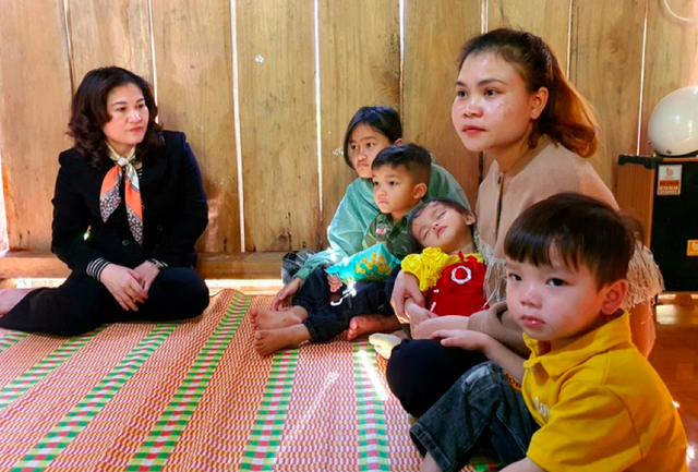 Thứ trưởng Nguyễn Thị Hà thăm, tặng quà đến trẻ em vùng sạt lở Trà Leng - 2
