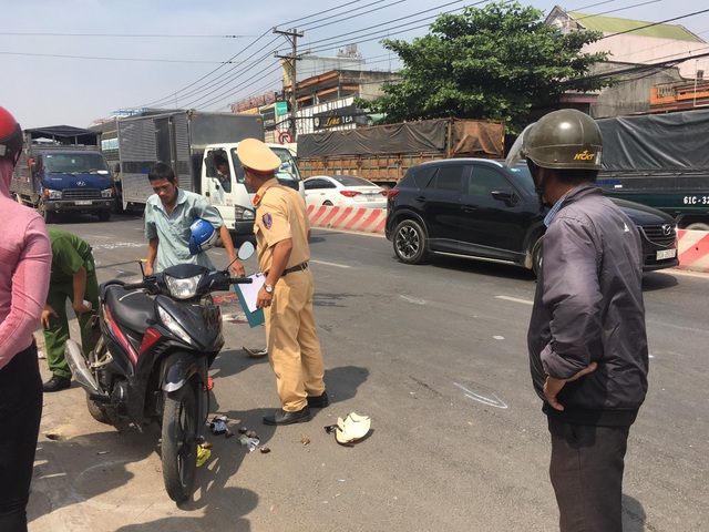 Va quẹt tay lái ngã xuống đường, người phụ nữ bị xe cán tử vong - 2 Va quẹt tay lái ngã xuống đường, người phụ nữ bị xe cán tử vong - 2