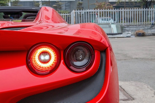 Mục sở thị Ferrari F8 Spider thứ 2 tại Việt Nam, giá gần 30 tỷ đồng - 5 Mục sở thị Ferrari F8 Spider thứ 2 tại Việt Nam, giá gần 30 tỷ đồng - 5