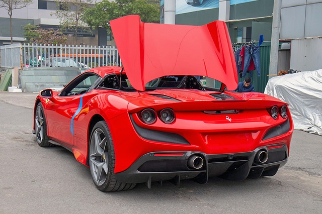 Mục sở thị Ferrari F8 Spider thứ 2 tại Việt Nam, giá gần 30 tỷ đồng - 2 Mục sở thị Ferrari F8 Spider thứ 2 tại Việt Nam, giá gần 30 tỷ đồng - 2