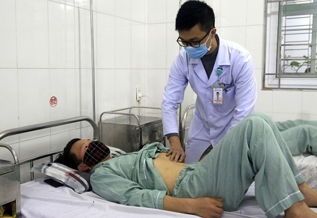 Gắp giun đũa kích thước khủng trong ống mật chủ người đàn ông 31 tuổi - 2 Gắp giun đũa kích thước khủng trong ống mật chủ người đàn ông 31 tuổi - 2