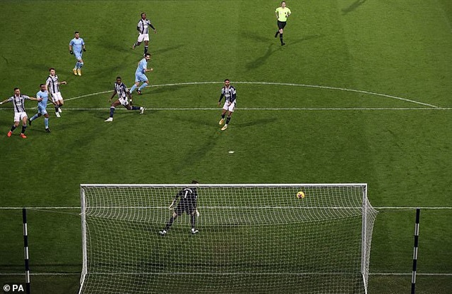 HLV Pep Guardiola bình thản khi Man City giành ngôi đầu Premier League - 2