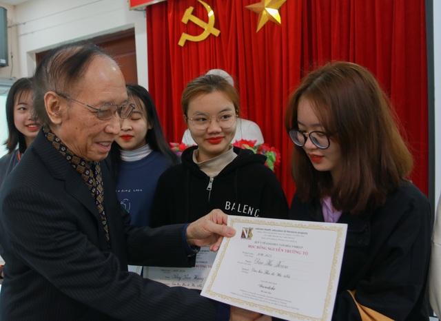 Trao tặng sinh viên Đại học Thủ đô Hà Nội 15 suất học bổng trị giá 3.750USD - 1