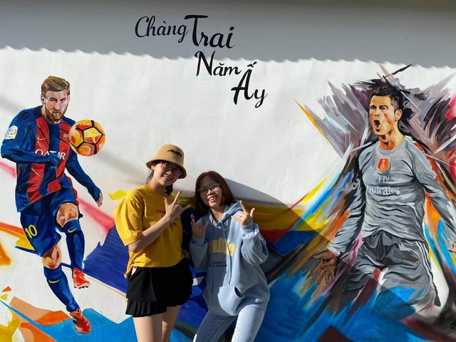 Tourists enjoy checking-in the first mural village in Ninh Thuan - 11