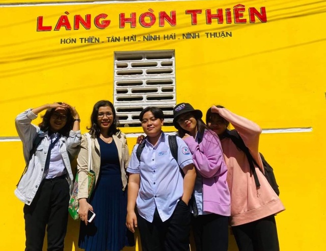 Tourists enjoy checking-in the first mural village in Ninh Thuan - 1