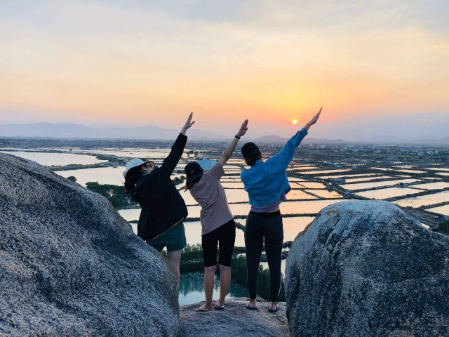 Tourists enjoy checking-in the first mural village in Ninh Thuan - 5