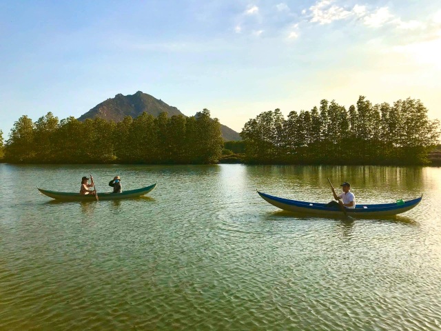 Tourists enjoy checking-in the first mural village in Ninh Thuan - 7