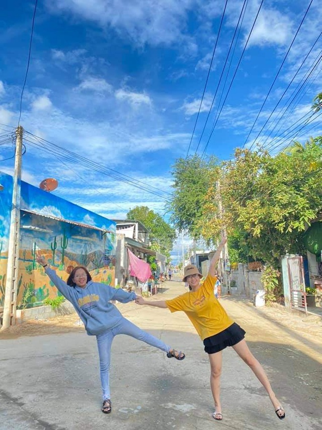 Tourists enjoy checking-in the first mural village in Ninh Thuan - 2