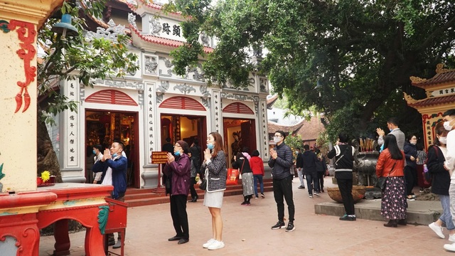 Phủ Tây Hồ vắng vẻ người dân đến lễ ngày Rằm tháng Chạp - 1 Phủ Tây Hồ vắng vẻ người dân đến lễ ngày Rằm tháng Chạp - 1
