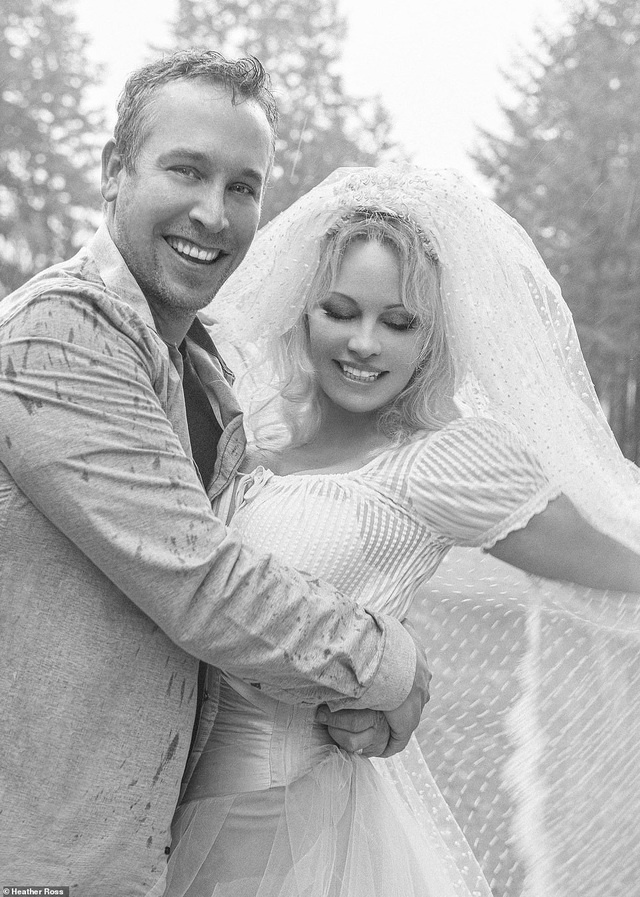 Bom sex Pamela Anderson cưới người chồng thứ 5 ở tuổi 53 - 1
