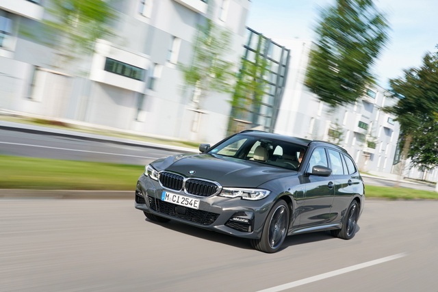 BMW bổ sung phiên bản hybrid sạc điện cho dòng 3 và 5 series - 2 BMW bổ sung phiên bản hybrid sạc điện cho dòng 3 và 5 series - 2