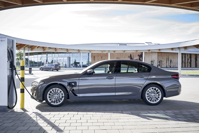 BMW bổ sung phiên bản hybrid sạc điện cho dòng 3 và 5 series - 6 BMW bổ sung phiên bản hybrid sạc điện cho dòng 3 và 5 series - 6