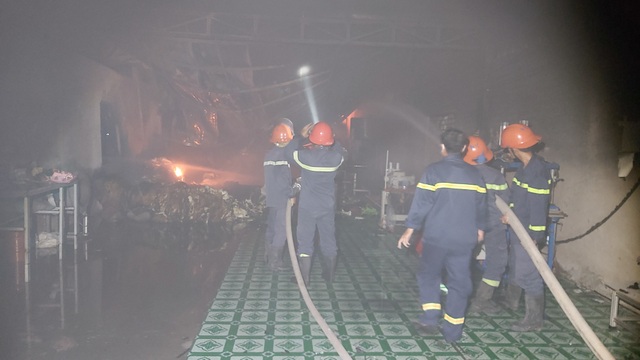 Xưởng sản xuất gối hơi phát hỏa trong khu dân cư lúc chiều tối - 2
