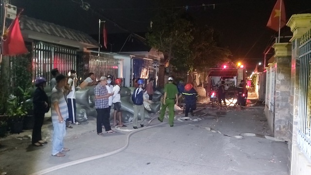 Xưởng sản xuất gối hơi phát hỏa trong khu dân cư lúc chiều tối - 1 Xưởng sản xuất gối hơi phát hỏa trong khu dân cư lúc chiều tối - 1