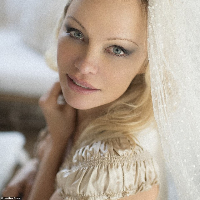Bom sex Pamela Anderson cưới người chồng thứ 5 ở tuổi 53 - 3