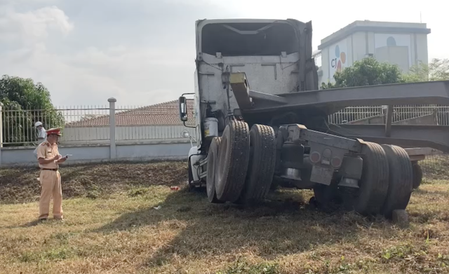 Xe container đọ sức máy cày, lộn nhào sau va chạm - 3 Xe container đọ sức máy cày, lộn nhào sau va chạm - 3