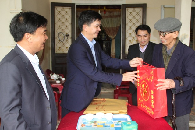 Trao gần 95.300 suất quà đến người có công, gia đình chính sách dịp Tết - 1 Trao gần 95.300 suất quà đến người có công, gia đình chính sách dịp Tết - 1