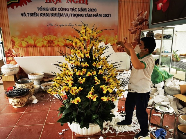 Người cắm hoa lan thuê kiếm bộn tiền cuối năm - 3 Người cắm hoa lan thuê kiếm bộn tiền cuối năm - 3