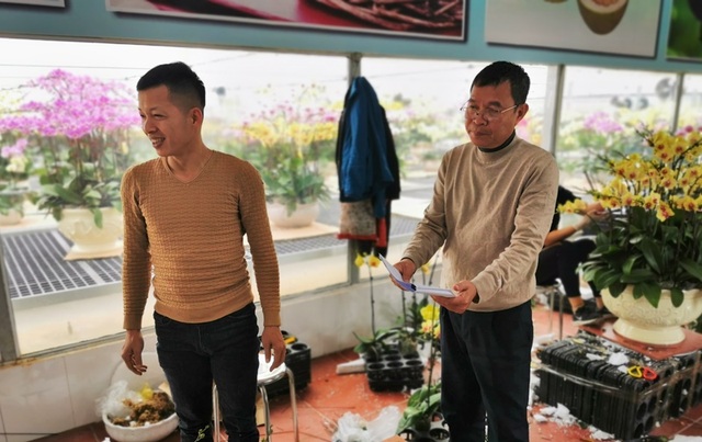 Người cắm hoa lan thuê kiếm bộn tiền cuối năm - 5 Người cắm hoa lan thuê kiếm bộn tiền cuối năm - 5