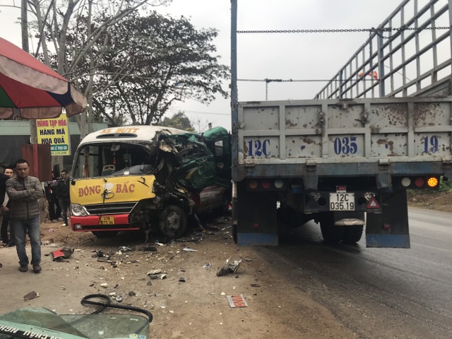 Xe buýt nát bét sau va chạm, nhiều người bị thương - 1 Xe buýt nát bét sau va chạm, nhiều người bị thương - 1