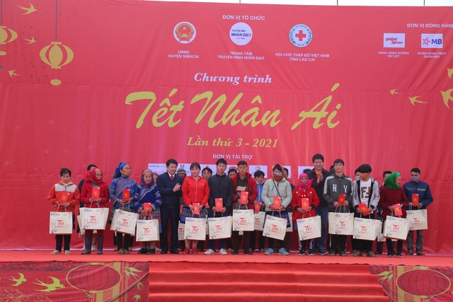 Mang Tết nhân ái ấm áp đến với bà con dân tộc khó khăn huyện Si Ma Cai - 7 Mang Tết nhân ái ấm áp đến với bà con dân tộc khó khăn huyện Si Ma Cai - 7