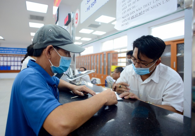 Người dân làm thủ tục hành chính.jpg Người dân làm thủ tục hành chính.jpg