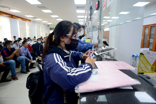 Người dân làm thủ tục hành chính.jpg Người dân làm thủ tục hành chính.jpg